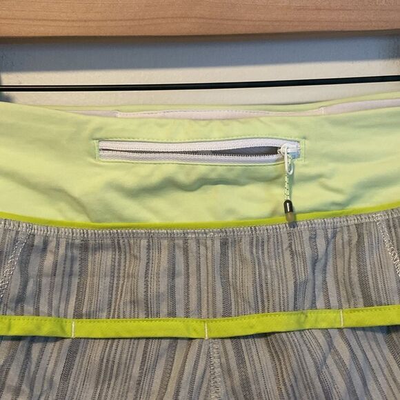 Lululemon Gray & Green Run Speed Short Size 6 - Picture 5 of 10